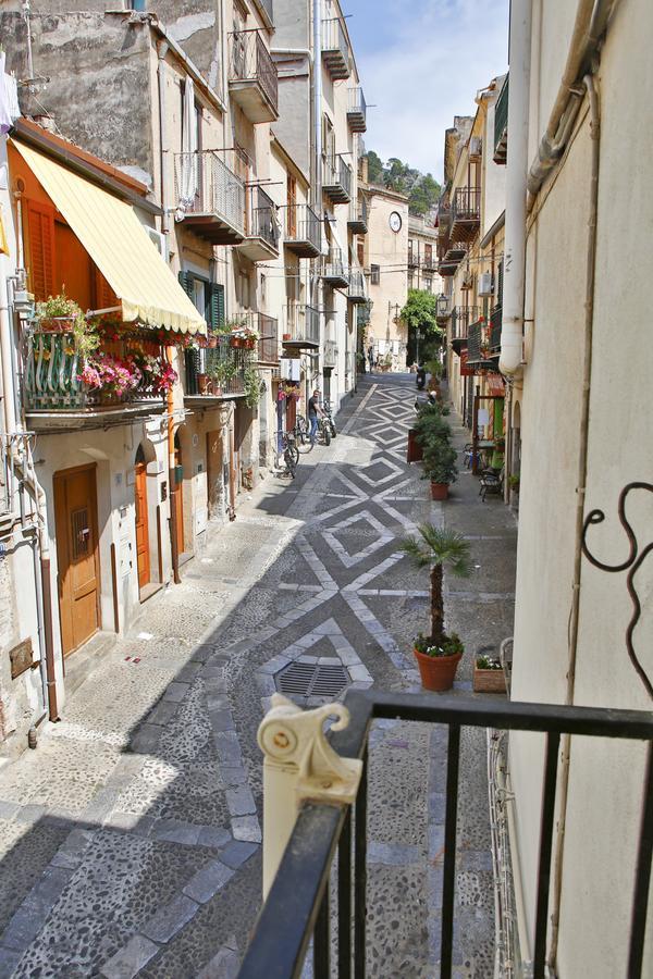 Palazzo Melnis Bed and Breakfast Cefalù Buitenkant foto